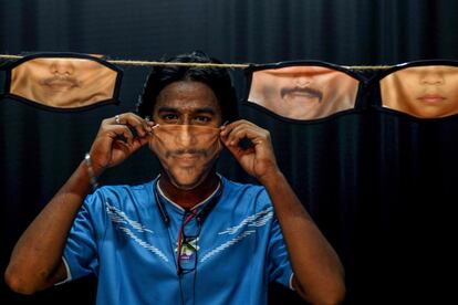 Un hombre se coloca una mascarilla con la imagen impresa de su cara creada en un estudio fotográfico en la ciudad india de Chennai. La India suma un total de 125.149 casos por coronavirus y 3.728 fallecidos.