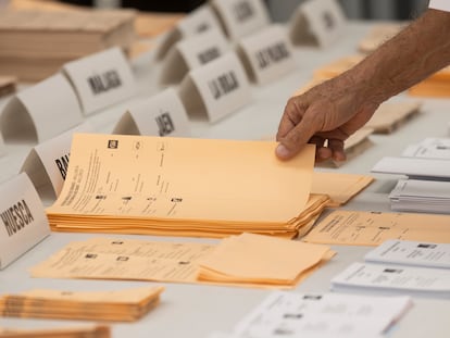 Un residente español toma una papeleta para votar en el Consulado General de España el pasado viernes, en Santo Domingo (República Dominicana).