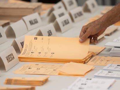 Un residente español vota en el Consulado General de España, en Santo Domingo (República Dominicana).