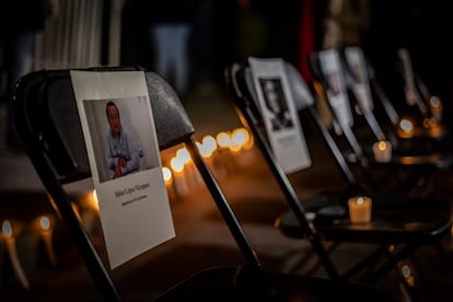 Fotografías de periodistas asesinados sobre sillas vacías durante la protesta de este lunes.