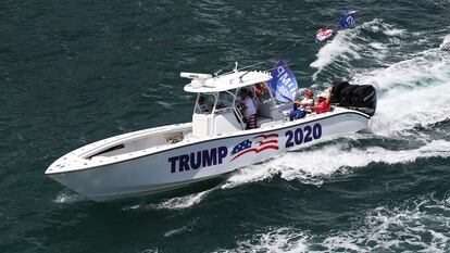 Una familia apoya a Trump desde su bote en Palm Beach, cerca de la residencia del republicano en Mar-a-Lago.