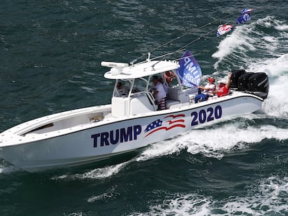 Una familia apoya a Trump desde su bote en Palm Beach, cerca de la residencia del republicano en Mar-a-Lago.