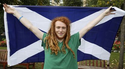 Jack Cunningham, de 19 años, posa con una bandera escocesa en Edimburgo, Escocia, el pasado viernes. Trabaja como dependiente en una tienda de videojuegos y está a favor de la independencia. "Quiero las armas nucleares fuera del país. Cameron y sus compañeros son de una clase demasiado alta. No es nada en contra de los ingleses. Simplemente creo que deberíamos encargarnos de nuestros propios asuntos", afirma