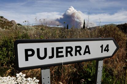 Una nube de humo se elevaba sobre los montes, en una imagen tomada desde Parauta, cerca de Málaga, el miércoles. La zona afectada por el incendio se ubica en Sierra Bermeja, un área forestal al norte de la Costa del Sol.