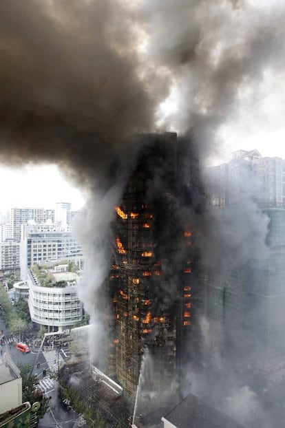 <b>15 de noviembre de 2010</b>. El incendio de una torre residencial del centro de Shanghái (China) deja 53 muertos y un centenar de heridos.