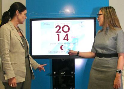 La conselleira Elena Mu&ntilde;oz (derecha) entrega las cuentas a la presidenta del Parlamento, Pilar Rojo.