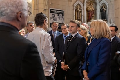 Emmanuel Macron (al centro) en la iglesia de Santa Cruz, Buenos Aires.