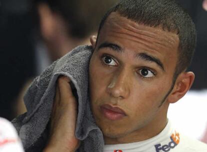 Hamilton, en el 'motor home' de McLaren durante los entrenamientos libres