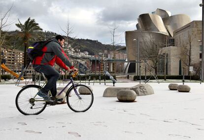 Las calles de Bilbao han aparecido esta mañana cubiertas de nieve como consecuencia de la nevada caída durante la noche y de las bajas temperaturas registradas.