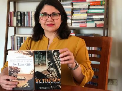 Evelyn Córdova Villanueva posa junto a dos de las novelas del Premio Nobel de Literatura Abdulrazak Gurnah.