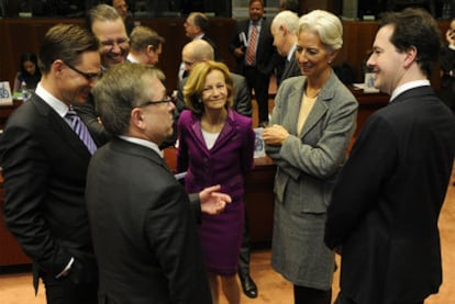 La ministra de Economía española, Elena Salgado, en el centro, conversa con su colega británico, George Osborne (derecha); la francesa, Christine Lagarde; el sueco, Anders Borg; el húngaro, Gyorgy Matolcsy, y el finlandés, Jyrki Kataine, durante el Ecofin, ayer en Bruselas.