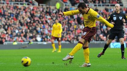 Santi Cazorla dispara a puerta, en el momento de conseguir el gol.