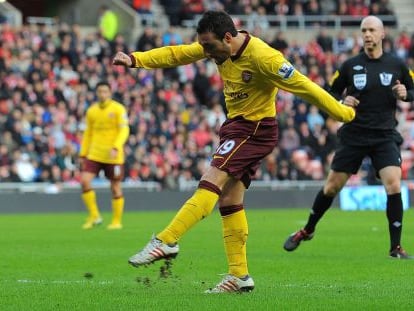 Santi Cazorla dispara a puerta, en el momento de conseguir el gol.