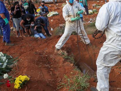 Familiares de Geraldo Magalhaes, muerto por coronavirus, reaccionan con llantos durante el entierro en Vila Formosa, el cementerio más grande de Brasil, en São Paulo,  el 22 de mayo.