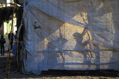 Unos niños palestinos juegan en el interior de una tienda de campaña en el campo de refugiados de Al-Shatee, en Gaza (Palestina).