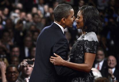 El presidente besa a su mujer tras el último cara a cara entre los candidatos.