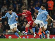Los jugadores del City presionan a Elliot Anderson en el partido contra el Forest.
