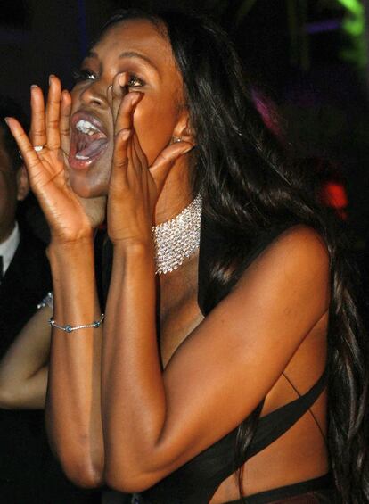 La modelo británica Naomi Campbell, que está emparejada con un oligarca ruso, es la estrella invitada del programa de variedades del Canal Uno de la televisión rusa que despedirá 2009, el más visto del país. Campbell, de 39 años, compartirá protagonismo con los cantantes y humoristas más famosos de Rusia. La modelo, que ha visitado este país en muchas ocasiones durante los últimos meses, podría incluso pronunciar algunas palabras en ruso. Campbell ha copado este año las portadas de la prensa rusa por su relación sentimental con Vladislav Doronin, empresario inmobiliario ruso.