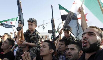 Sirios se manifiestan el domingo contra el régimen sirio en Jordania.