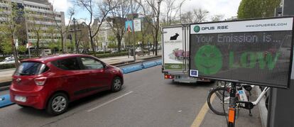 A la derecha, dispositivo de medición de contaminación instalado en Madrid. 