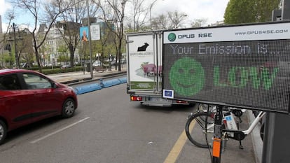 A la derecha, dispositivo de medición de contaminación instalado en Madrid. 