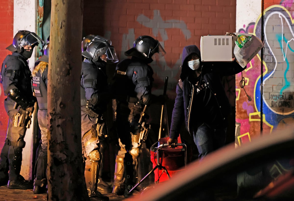 Los Mossos inician el desalojo del B9 de Badalona, el mayor asentamiento de migrantes de Cataluña