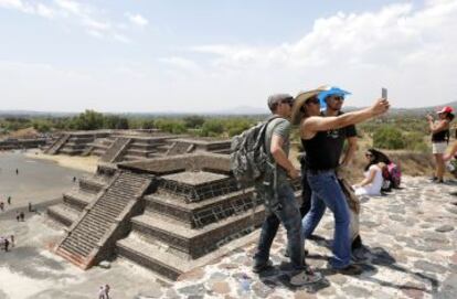 Tres turistas se hacen un selfie en las pirámides de Teotihuacán, en México.