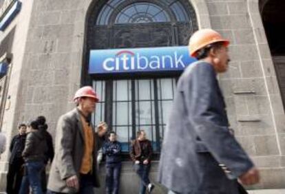 Peatones pasan junto a una sucursal de Citibank en Shangai, China. EFE/Archivo