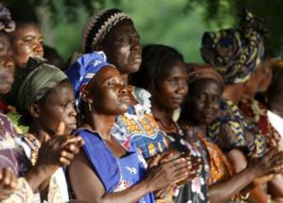 Un grupo de mujeres en una de las calles de Lomé. EFE/Archivo