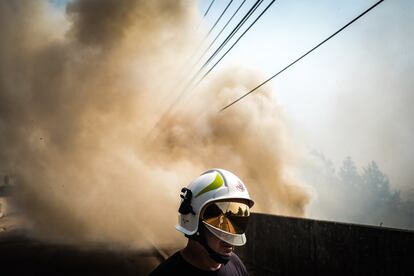 Para reforzar la lucha contra el fuego, el Gobierno portugués activó desde esta pasada medianoche y hasta el próximo viernes la “situación de contingencia”, el primero de los tres niveles de alerta que se contempla en la Ley de Bases de Protección Civil y que refuerza a los medios que trabajan en la extinción. En la imagen se aprecia una columna de humo en el incendio de Caneças, el pasado domingo. 
