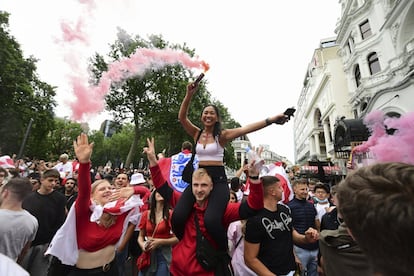 Aficionados británicos se reúnen en Leicester Square, en Londres, antes del comienzo de la final de la Eurocopa en Wembley. 