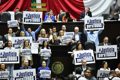 Diputados protestan contra la Ley de Amnistía, en abril de 2024.