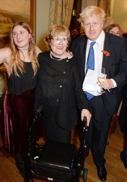 Boris Johnson, con su hija mayor Lara Lettice y su madre Charlotte.