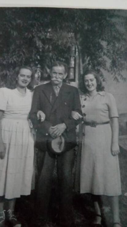 Felisa, a la derecha, con su padre y una de sus hermanas.
