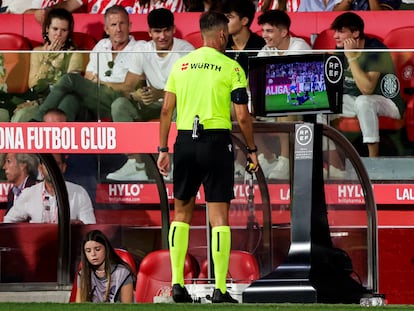 El árbitro Juan Luis Pulido Santana revisa una acción en la pantalla del VAR durante el Girona - Real Madrid del pasado septiembre.