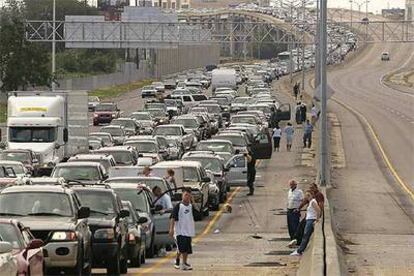 Inmenso atasco en la autopista interestatal que atraviesa el centro de Nueva Orleans.