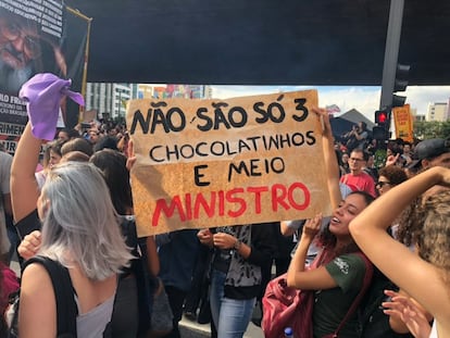 "Não são só 3 chocolatinhos e meio, ministro", diz este cartaz, que faz referência à metáfora usada pelo ministro da Educação em uma transmissão ao vivo com Bolsonaro, na qual ele comparou os cortes com chocolates.