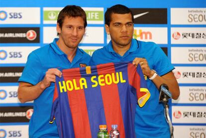 Messi y Alves posan con una camiseta del Barça durante la rueda de prensa.