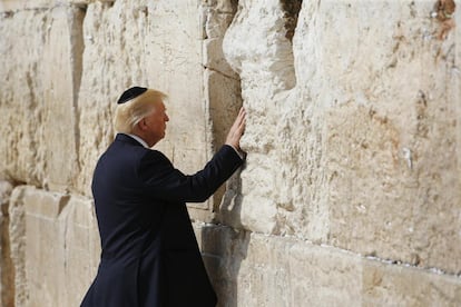 El presidente estadounidense Donald Trump reza frente al Muro de las Lamentaciones durante su visita a Jerusalén.