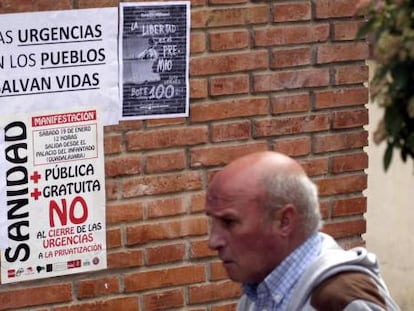 Carteles contra el cierre de las urgencias m&eacute;dicas en Chiloeches (Guadalajara).