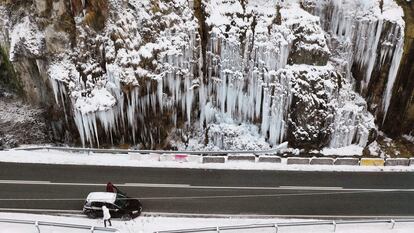 Imagen tomada con un dron de una cascada de hielo cercana a la localidad navarra del Roncal.