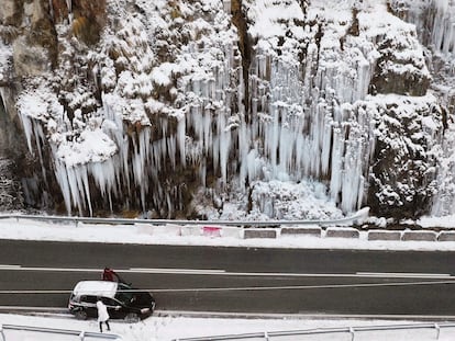 Imagen tomada con un dron de una cascada de hielo cercana a la localidad navarra del Roncal.