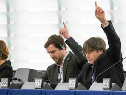 Antoni Comin y Carles Puigdemont durante un plenario del Parlamento Europeo el pasado 16 de enero. 