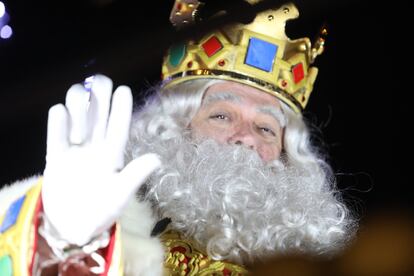 Guiados por la Estrella de Oriente y un desfile de constelaciones, las 11 carrozas de la Cabalgata de Reyes desfilaron este domingo por Madrid.