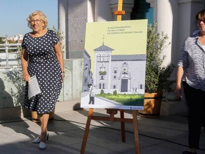 Manuela Carmena e In&eacute;s Saban&eacute;s en la presentaci&oacute;n del proyecto de ajardinamiento.
 