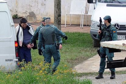 El presunto miembro de ETA Aitor Esnaola, durante los registros realizados por la Guardia Civil en el caserío de Legorreta.