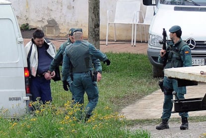 El presunto miembro de ETA Aitor Esnaola, durante los registros realizados por la Guardia Civil en el caserío de Legorreta.