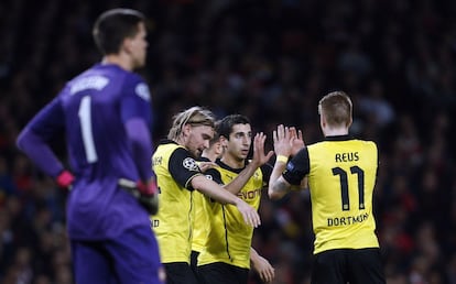 Los jugadores del Borussia Dortmund celebran el gol de Mkhitaryan.