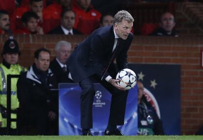 El entrenador del Manchester United, David Moyes, da instrucciones a su equipo durante el partido.