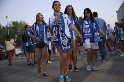 Aficionadas del Leganés en los aledaños de Butarque.